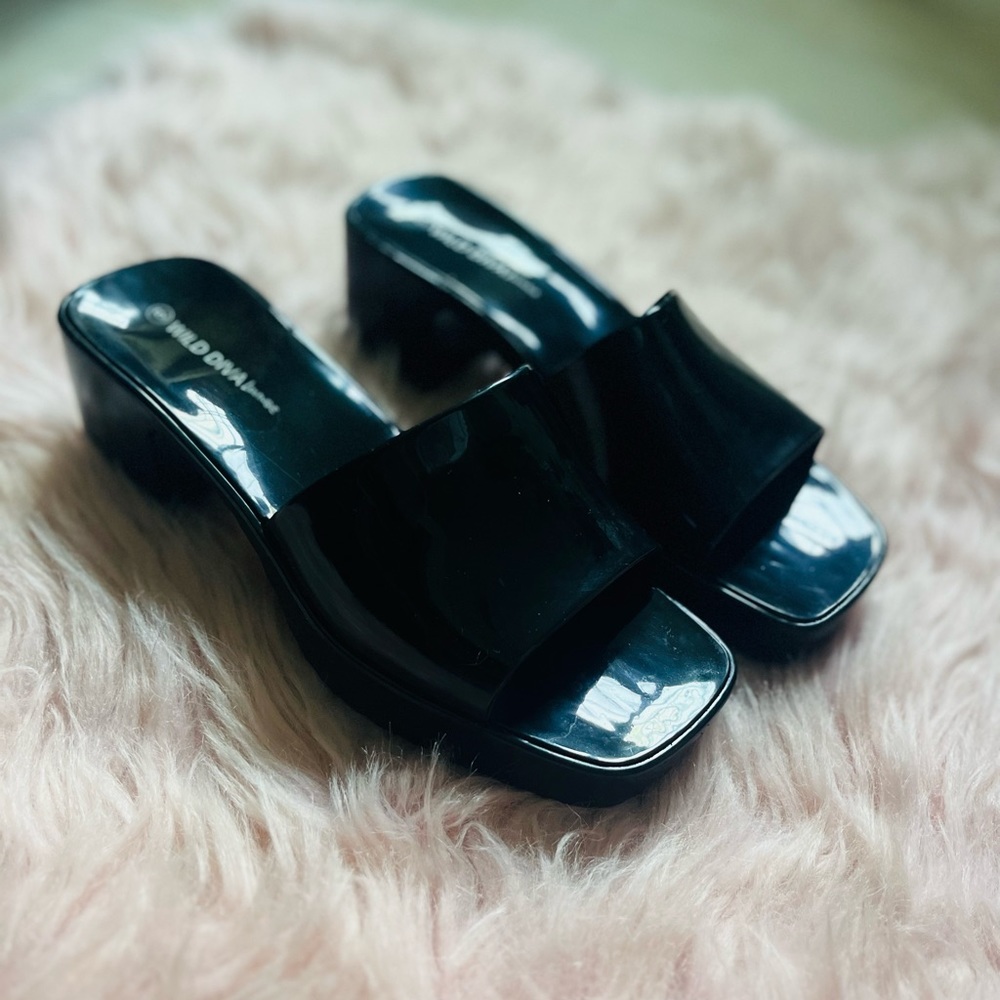Black jelly sandals
